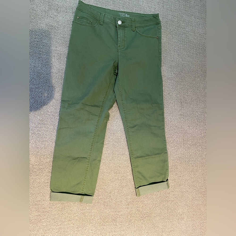 Time and Tru Mid-rise Skinny Green Capris